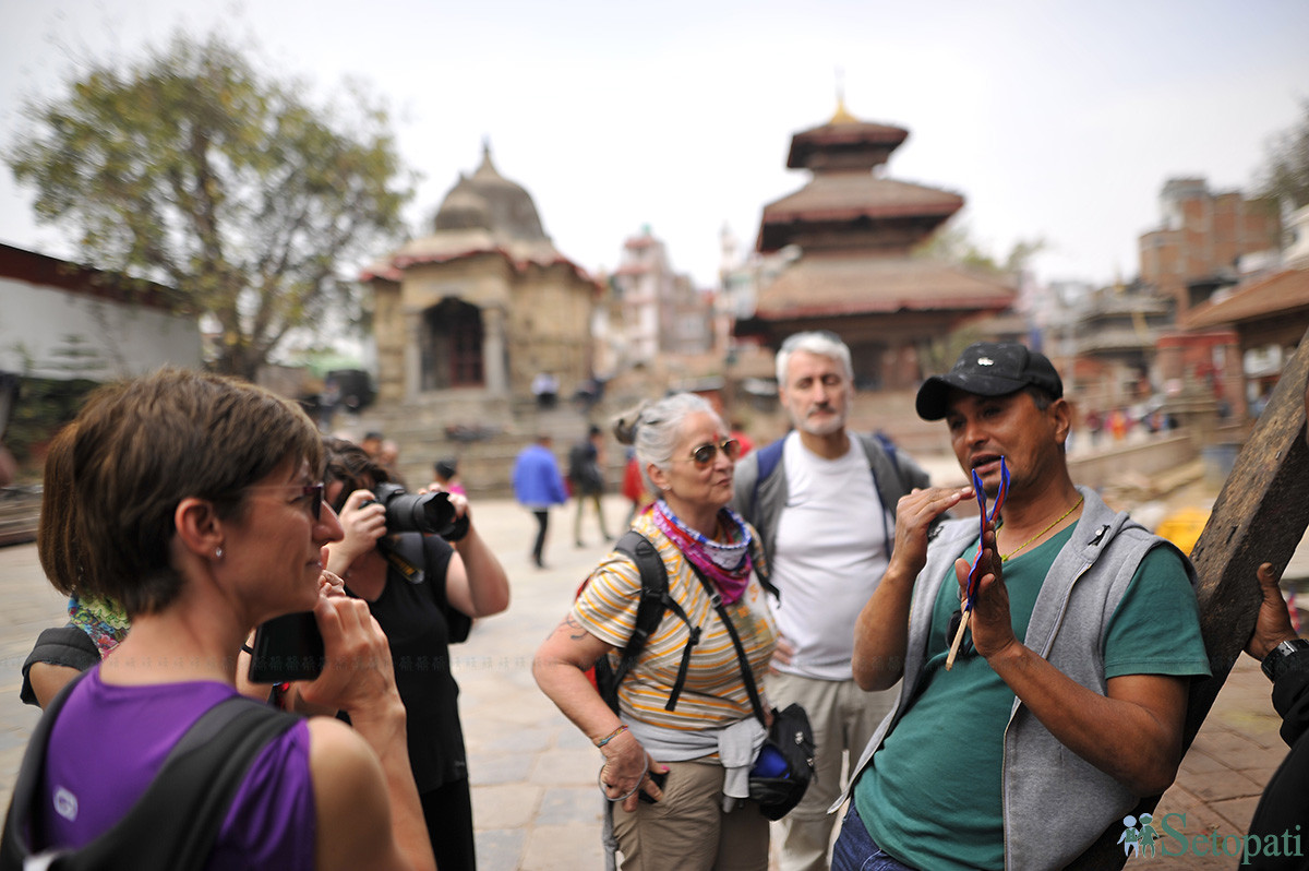 बसन्तपुरमा विदेशी पर्यटक। तस्बिरः नारायण महर्जन