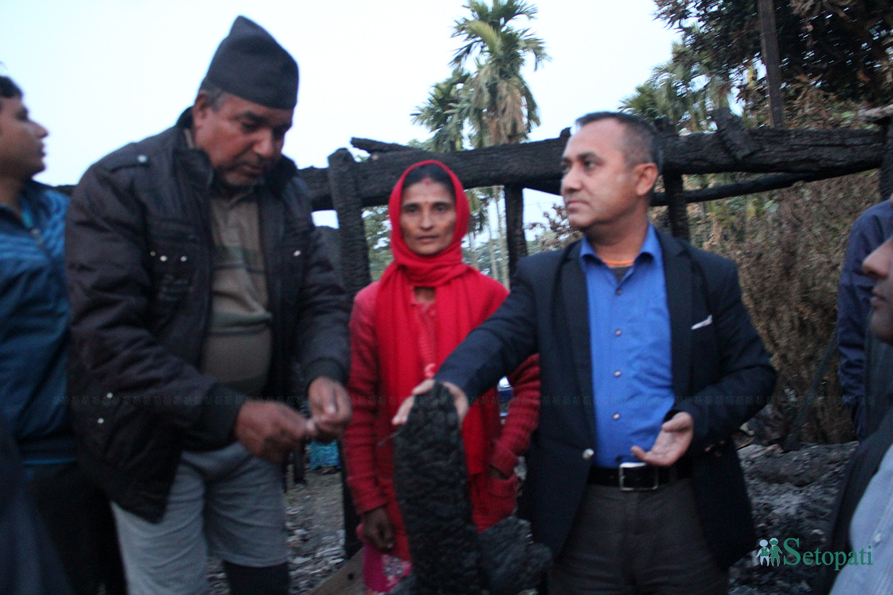 घटनास्थल पुगेका नेपाली कांग्रेसका प्रवक्ता विश्वप्रकाश शर्मा। तस्बिरः बिनोद सापकोटा