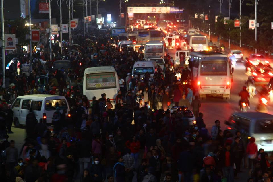 जोर बिजोरका कारण बिहीबार साँझ सवारी नपाएका सर्वसाधारण। फाइल तस्बिर : निशा भण्डारी/सेतोपाटी