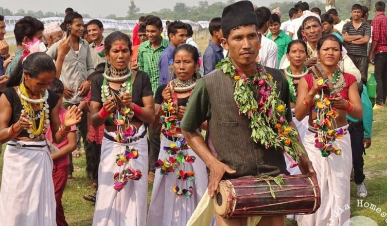 सुर्खेतका थारू समुदाय परम्परागत पोशाकमा। तस्बिरः सेतोपाटी