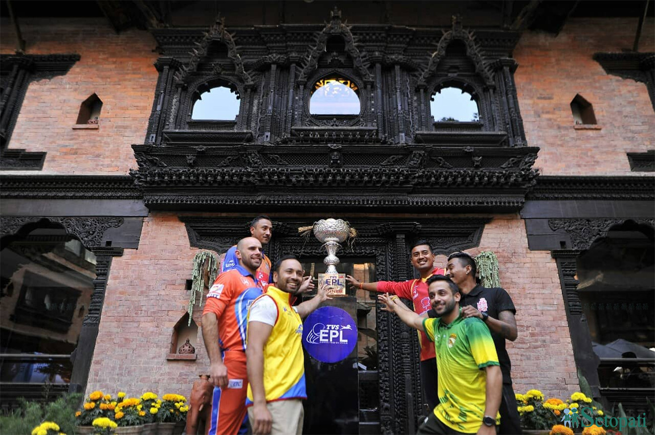 ‘इपिएल’ टी–२० क्रिकेट प्रतियोगिताका ट्रफी सार्वजनिक पछि सामूहिक तस्बिर खिँचाउँदै कप्तानहरू। तस्बिरः नारायण महर्जन