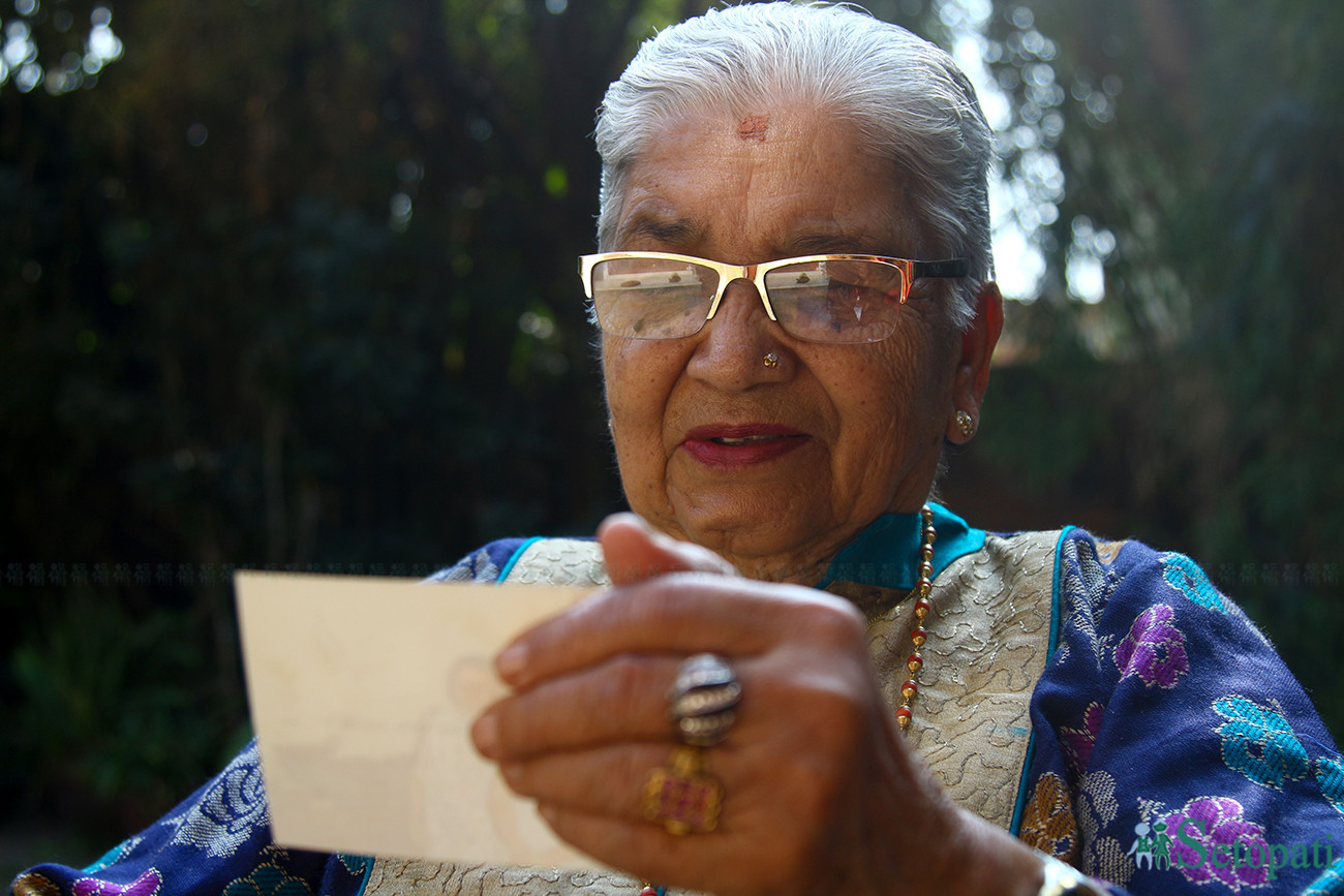 ८६ वर्षीया धनमाया पुरानो तस्बिर हेर्दै।  तस्बिरः निशा भण्डारी/सेतोपाटी