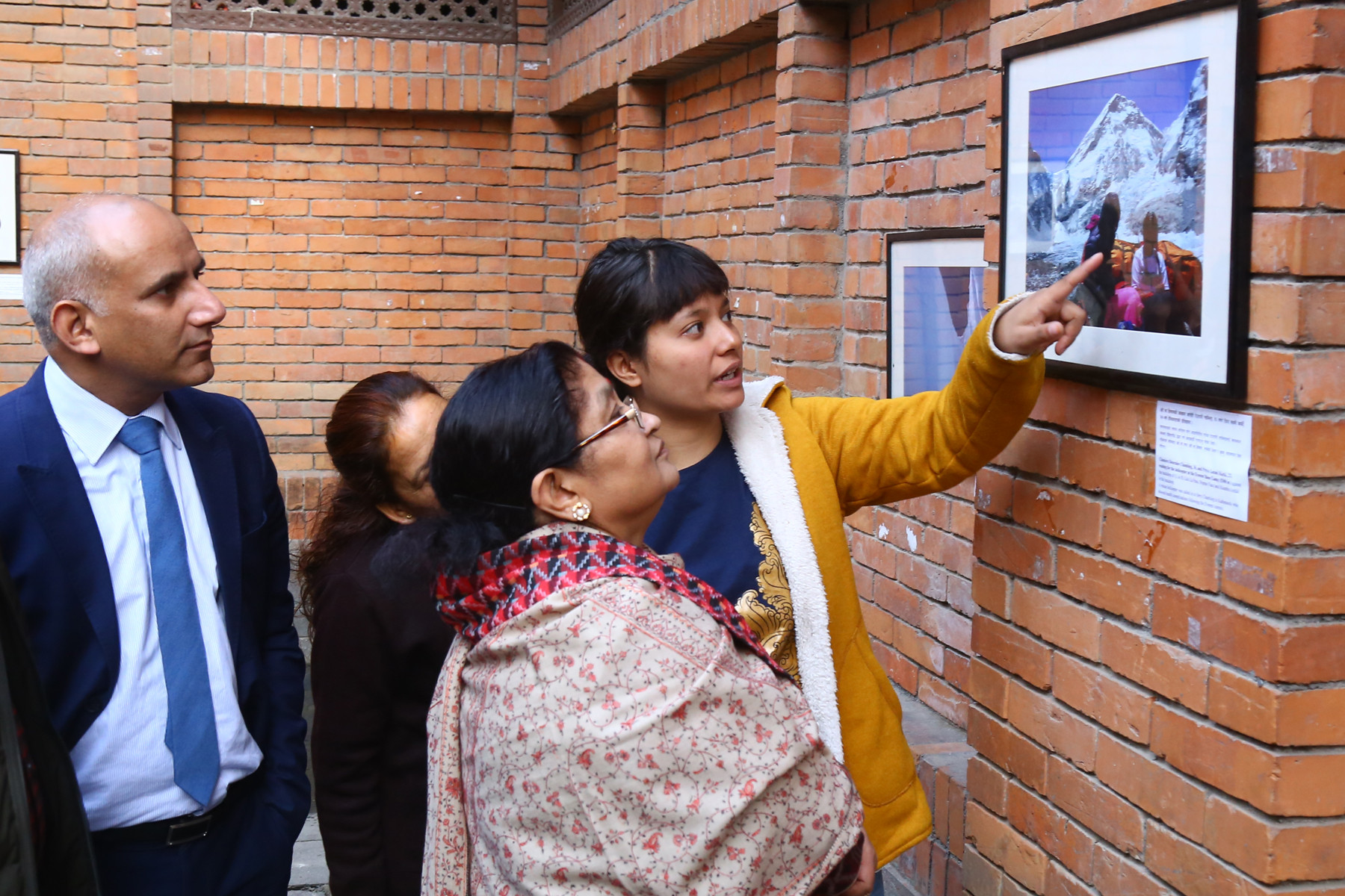 प्रधानमन्त्री केपी शर्मा ओलीकी धर्मपत्नी राधिका शाक्य आइतबार नेपाल पर्यटन बोर्डमा सगरमाथा आरोहण गर्ने महिला पत्रकारका टोलीले आयोजना गरेको फोटोप्रर्दशनी अवलोकन गर्दै । तस्बिरः रासस
