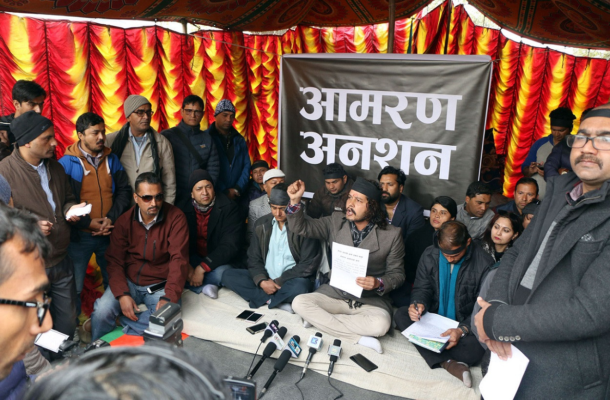 पुँजी बजार सुधार र विस्तारको माग राख्दै नेपाल स्टक एक्सचेन्ज परिसरमा आमरण अनसन बसेका लगानीकर्ता पत्रकारहरूसँग कुरा गर्दै। फाइल तस्बिर: रासस