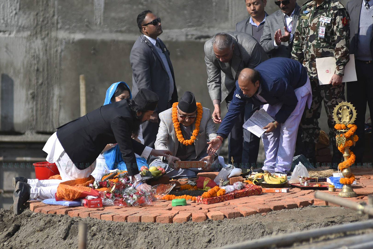 धरहरा पुनर्निर्माणको शिलान्यास गर्दै प्रधानमन्त्री केपी शर्मा ओली।तस्बिर : नारायण महर्जन