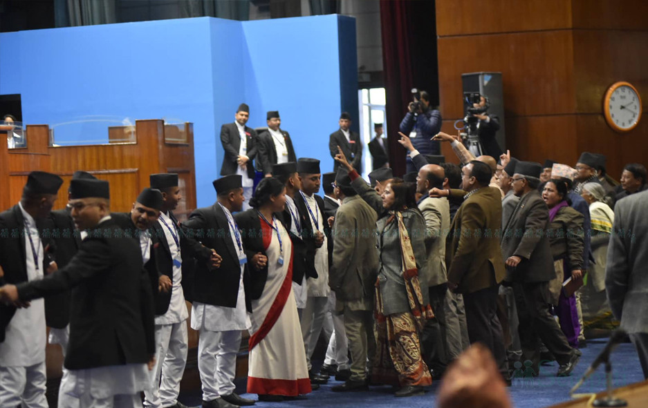 नाराबाजी गर्दै नेपाली कांग्रेसका सांसदहरू। तस्बिर : नारायण महर्जन/सेतोपाटी