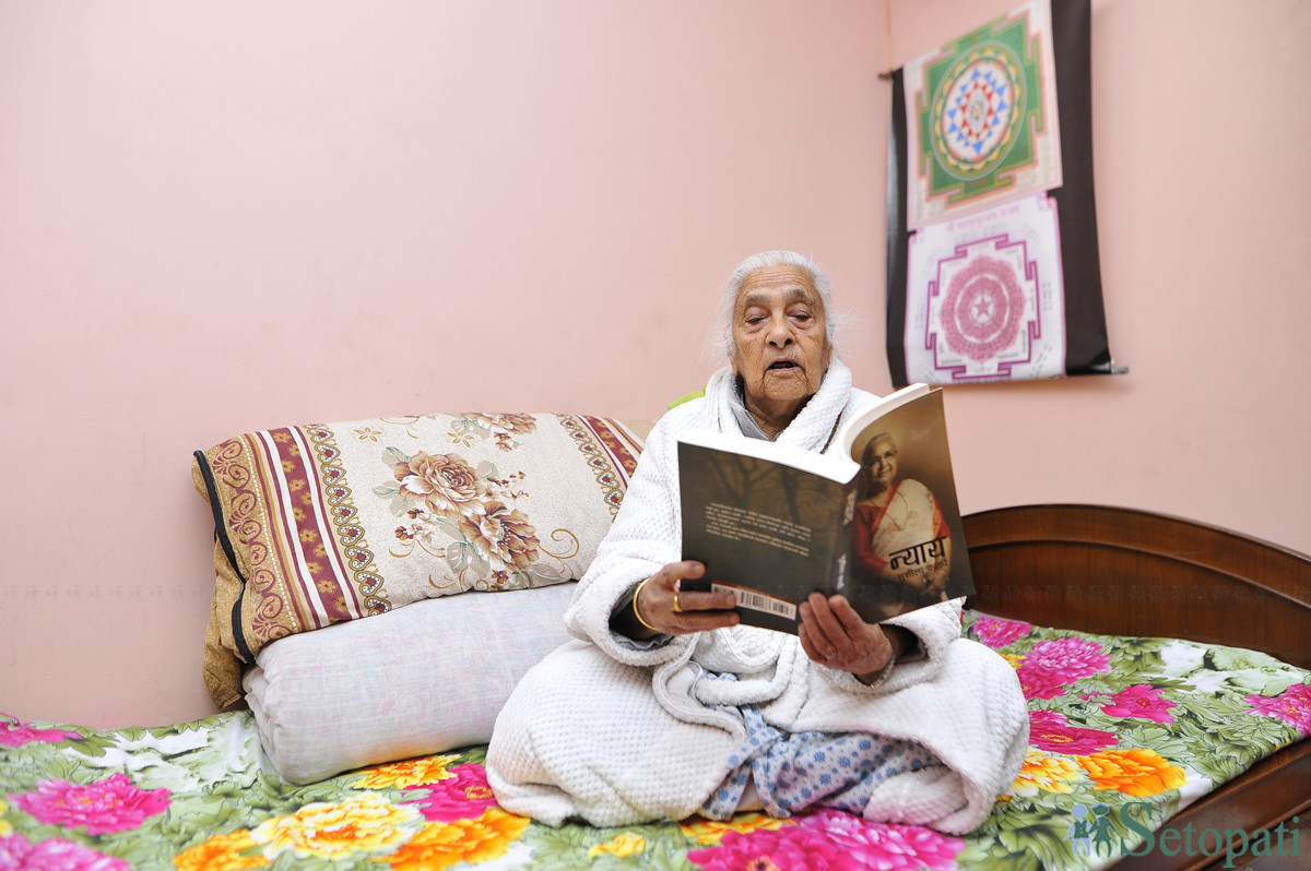 ९५ वर्षीया इन्द्रमाया पौडेल। तस्बिरः नारायण महर्जन/सेतोपाटी