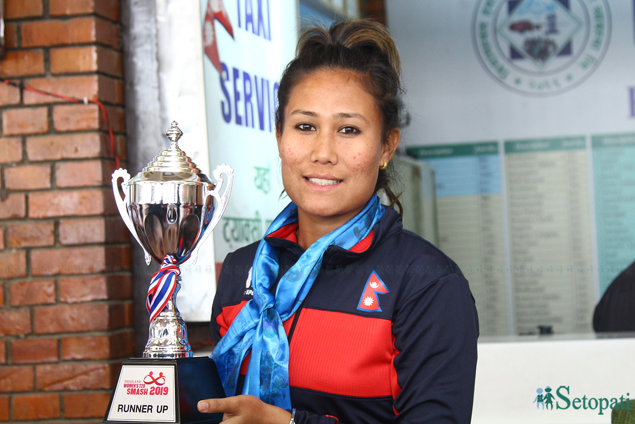 उपविजेताको ट्रफिसहित नेपाल फर्किएकी राष्ट्रिय क्रिकेट टोलीकी कप्तान रूविना क्षेत्री। तस्बिरः निशा भण्डारी