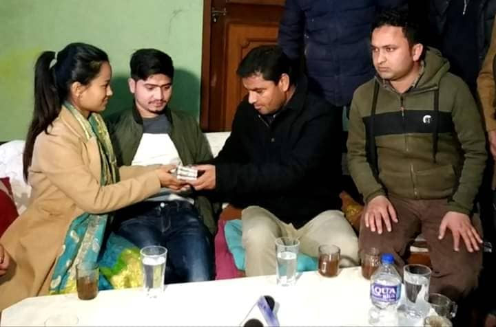 सहयोग रकम हस्तान्तरण गर्दै कांग्रेस केन्द्रीय सदस्य प्रदीप पौडेल।