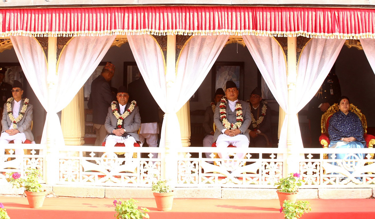 वसन्त पञ्चमीका अवसरमा आज बिहान हनुमानढोका दरबारस्थित नासलचोकमा आयोजित विशेष समारोहमा राष्ट्रपति विद्यादेवी भण्डारी, उपराष्ट्रपति नन्दबहादुर पुन, प्रधानमन्त्री केपी शर्मा ओली र प्रधानन्यायाधीश चोलेन्द्रशम्शेर राणा वसन्त श्रवण गर्दै। । तस्वीरः रासस