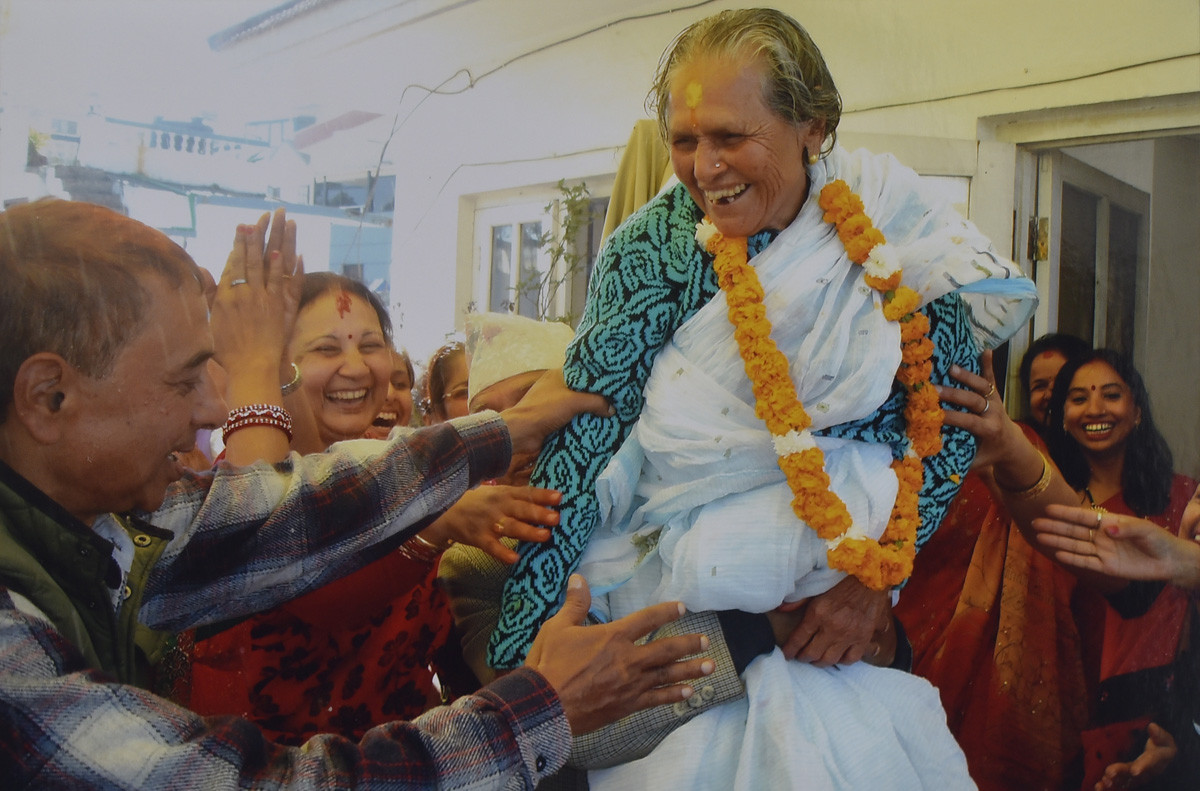 ८४ वर्ष पुगेको उत्सव मनाउँदै रूद्रकुमारी र उनका परिवारका सदस्य। तस्बिरः रूद्रकुमारीको पारिवारिक संकलन