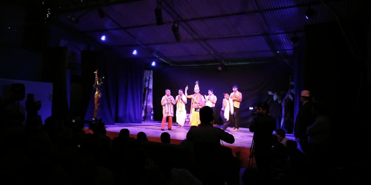 रारा राष्ट्रिय नाटक महोत्सवको पहिलो दिन बिहीबार मञ्चन भएको नाटक ‘मुसल पर्व’। तस्बिर: दिपकजंग शाही/सेतोपाटी