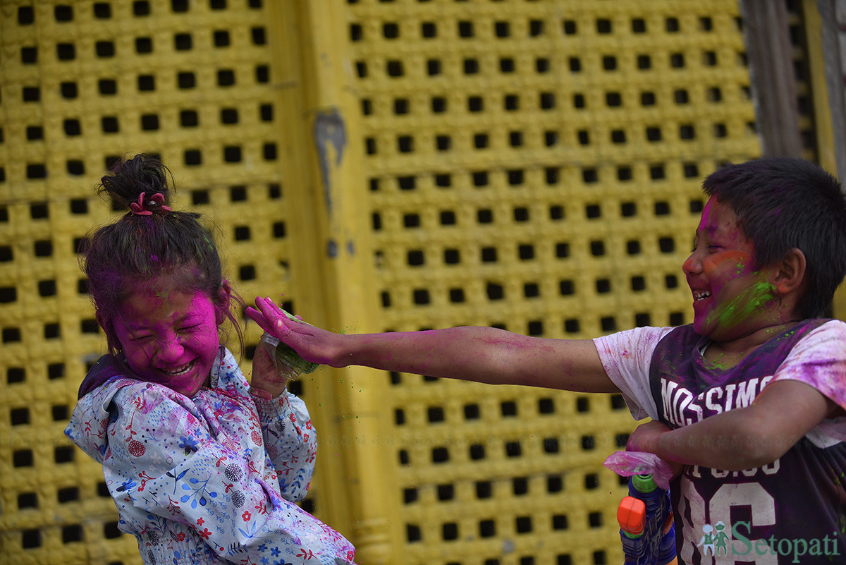 राजधानीमा फागुको उल्लास। तस्बिर: नारायण महर्जन/सेतोपाटी