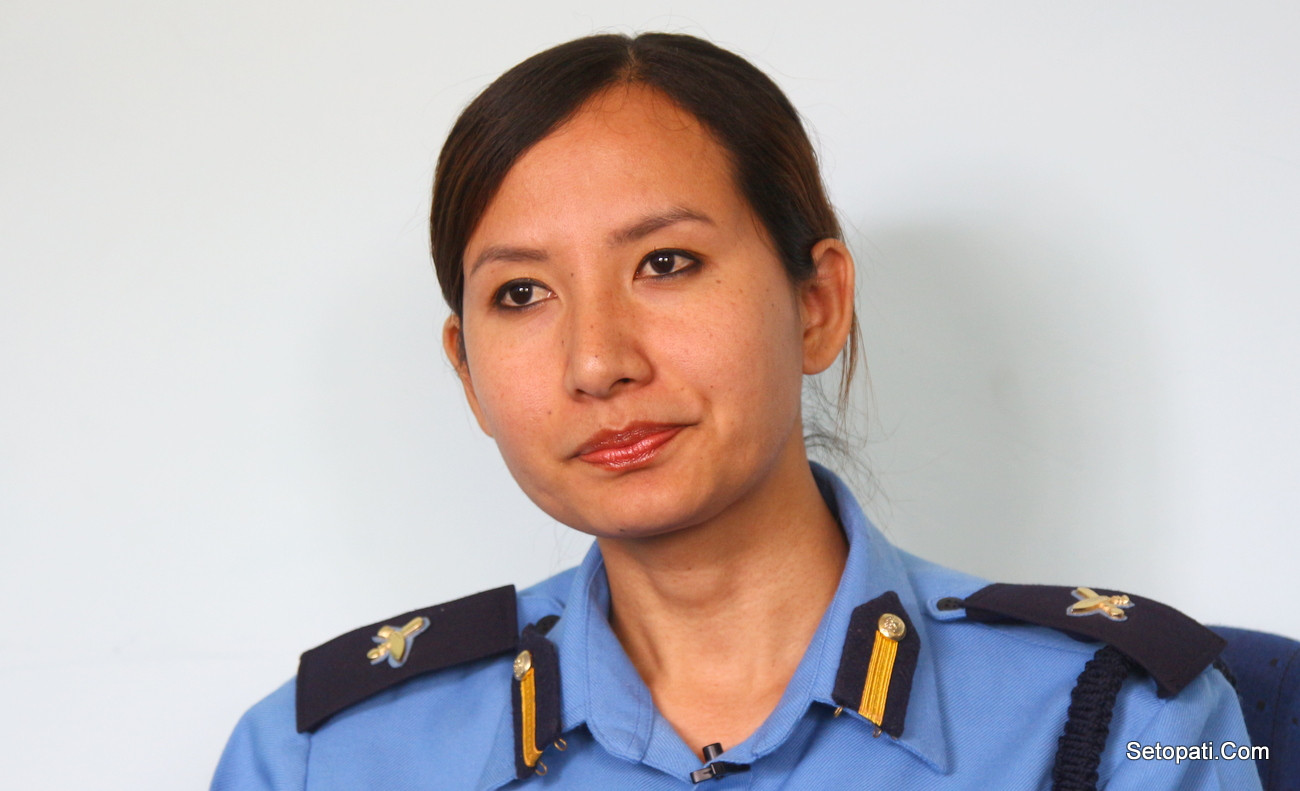 शर्मिला गुरुङ नेपाल प्रहरीकी अधिकृत हुन्। उनी हाल प्रहरी प्रधान कार्यालयमा कार्यरत छिन्। फोटो : निशा भण्डारी/सेतोपाटी
