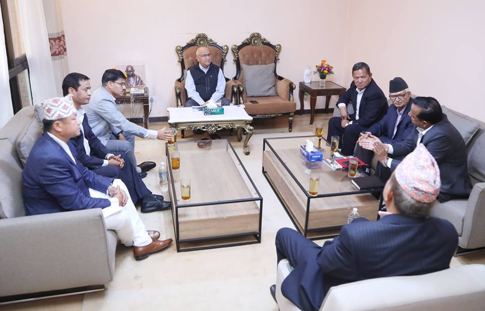 बिहीबार बिहान बालुवाटारमा भएको प्रधानमन्त्री-मुख्यमन्त्री छलफल। तस्बिर : प्रधानमन्त्रीको सचिवालय।