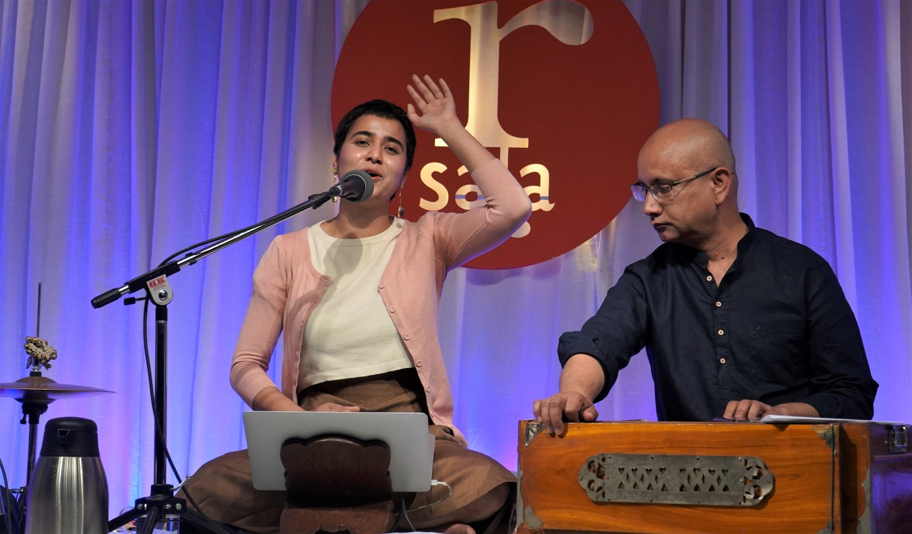नेपालयको 'पलेँटी' शृंखलामा छन्द कविता वाचन गर्दै भूषिता वशिष्ठ र संगीतकार आभाष।
