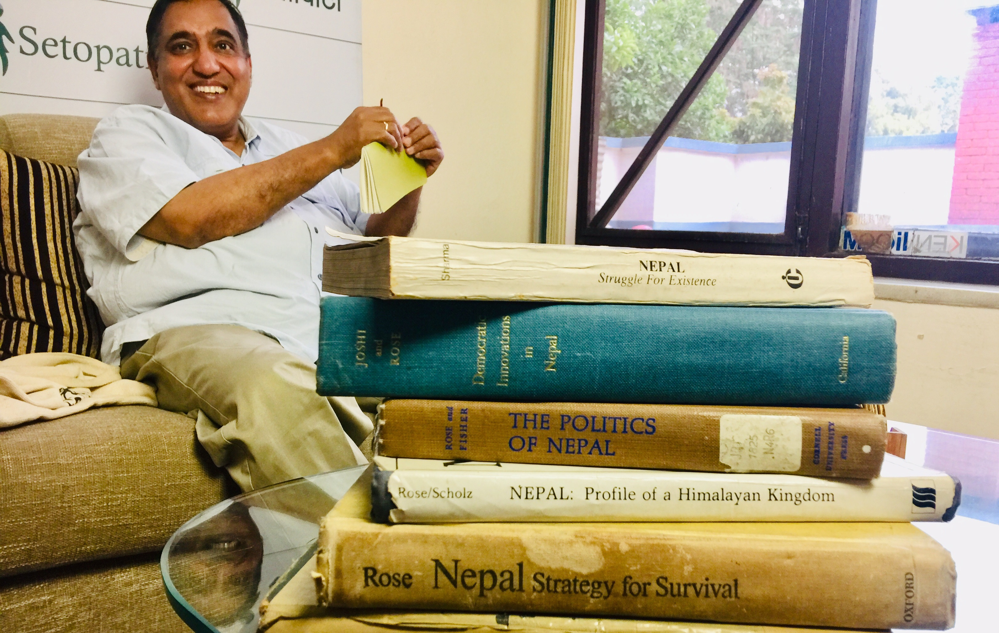 पञ्चायतमा प्रतिबन्धित किताबहरूसँग हरि शर्मा।  तस्बिरः सेतोपाटी