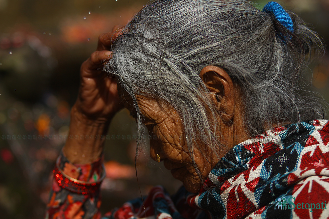 काठमाडौंको मातातिर्थमा दर्शनका लागि उपस्थित एक महिला। तस्बिरः निशा भण्डारी