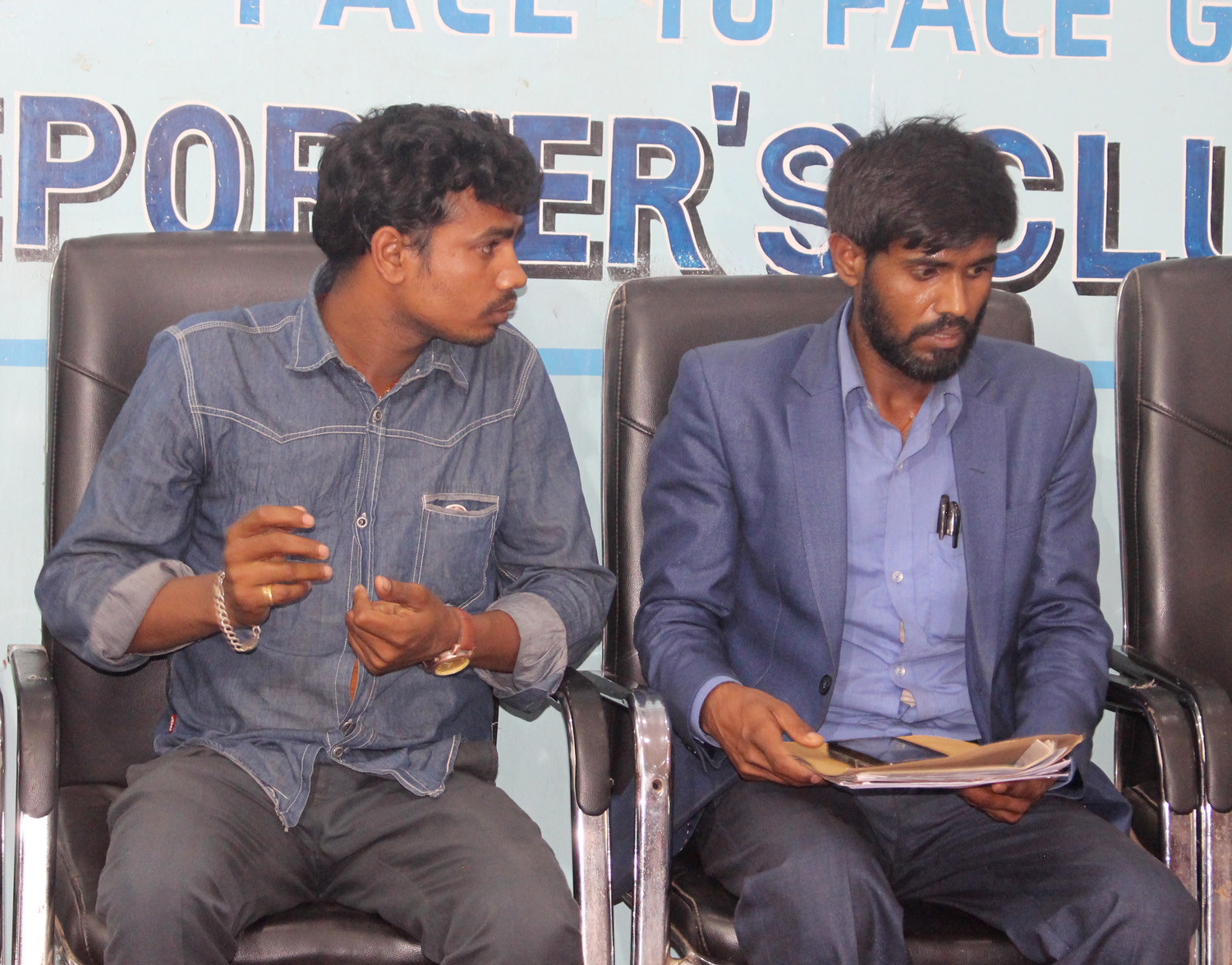 मृतक बालिकाको बुवा (बायाँ)।