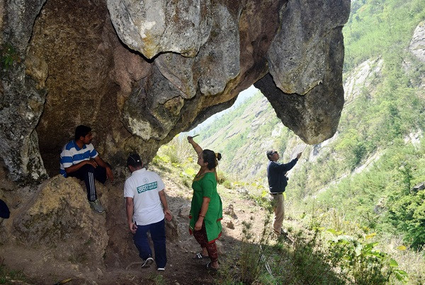 बेनीको अन्नपूर्ण गाउँपालिका–३ दानास्थित काभ्रेगाउँ र रुप्से झरनाको शिरमा रहेको पहाडको टुप्पोमा नौमती बाजा बज्ने पर्यटकको आकर्षण ढुङ्गा । तस्बिरः कमल खत्री,  रासस, म्याग्दी
