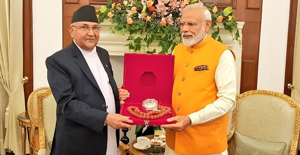 भारतीय प्रधानमन्त्री नरेन्द्र मोदीलाई उपहार दिँदै प्रधानमन्त्री केपी ओली। तस्बिरः रवीस कुमारको ट्विट