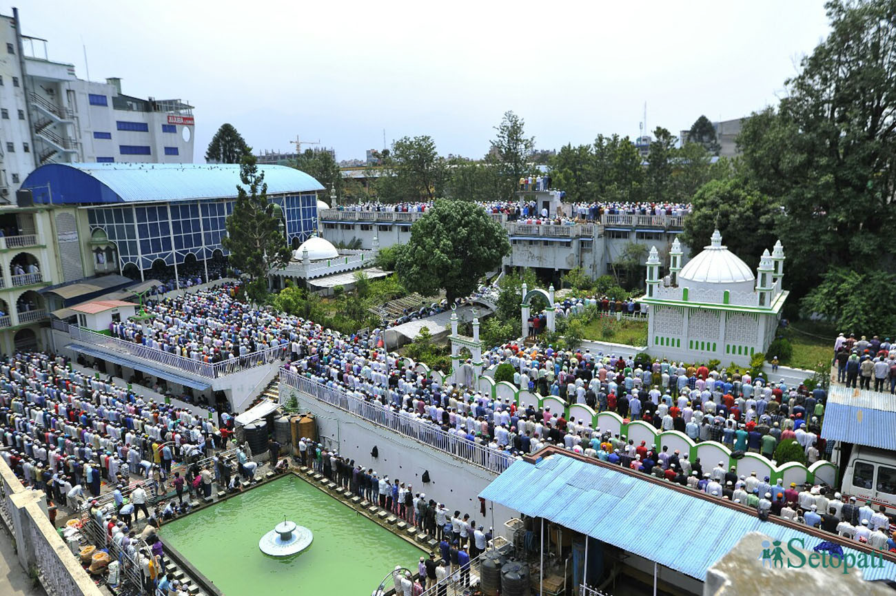 रमजानको अन्तिम दिन शुक्रबार जामे मस्जिदमा प्रार्थना गरिँदै। तस्बिर: नारायण महर्जन/सेतोपाटी