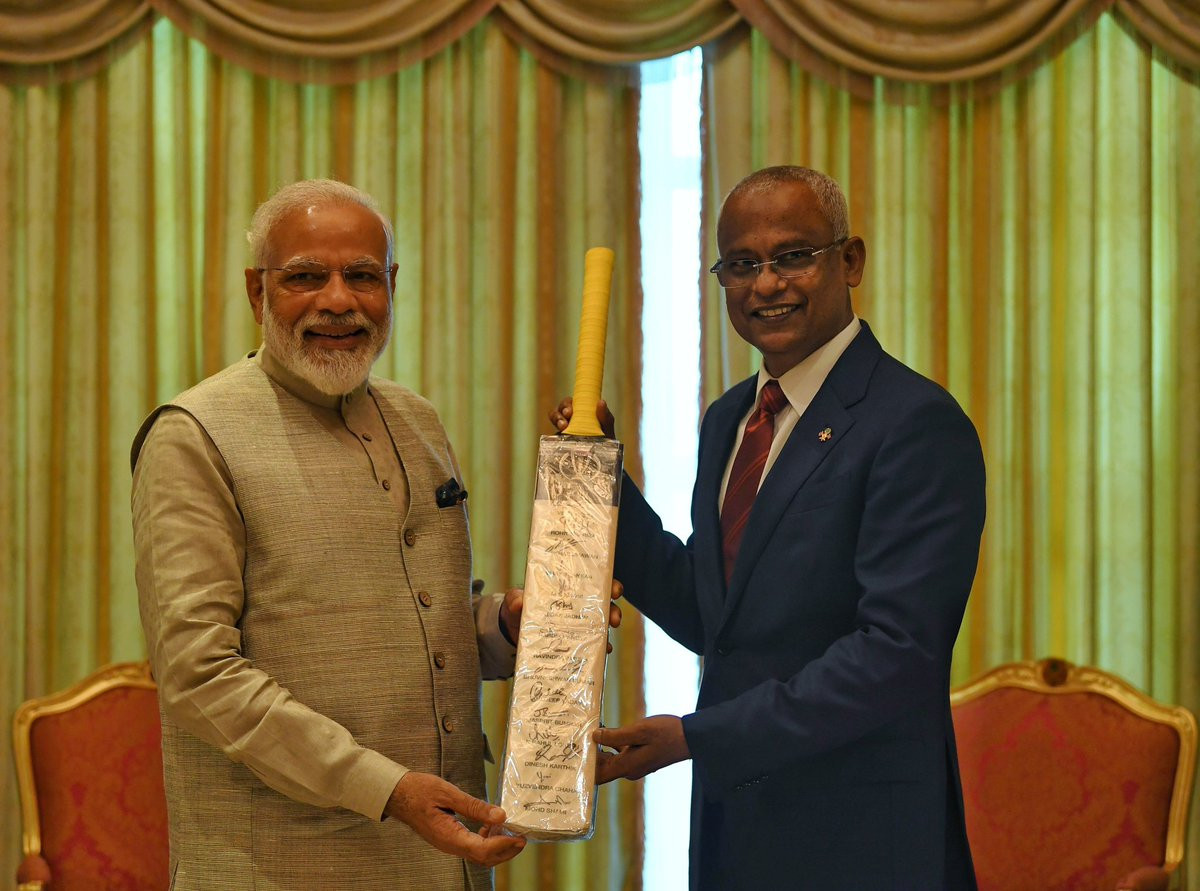 माल्दिभ्सका राष्ट्रपति सोलिहलाई ब्याट उपहार दिँदै भारतीय प्रधानमन्त्री मोदी।