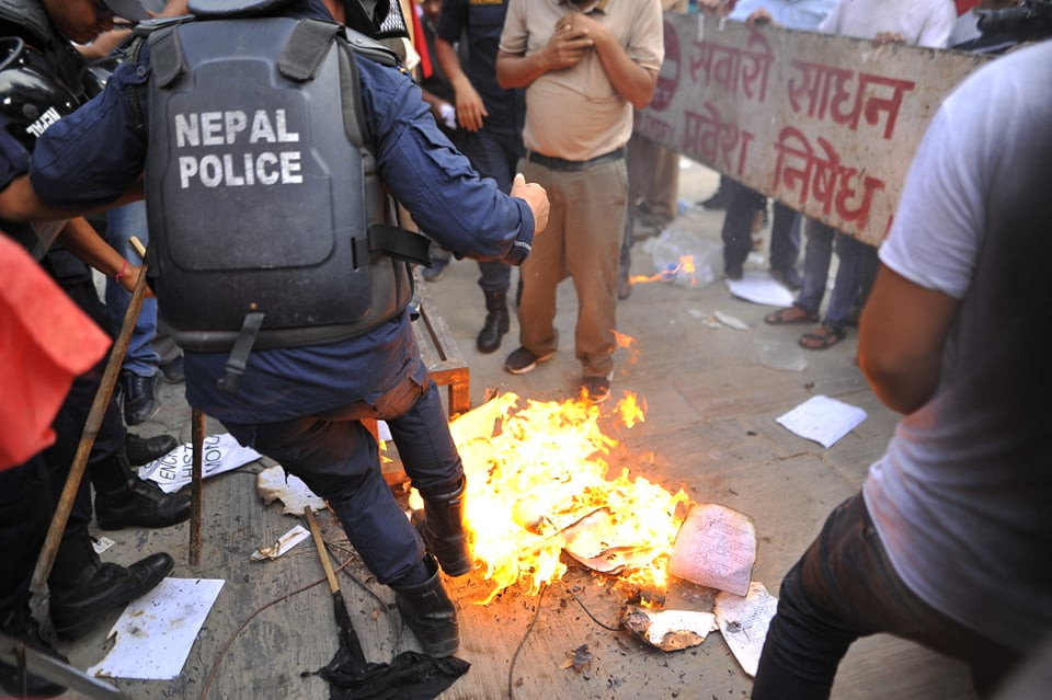 काठमाडौंमा मंगलबार आयोजित विरोध प्रदर्शन क्रममा गुठी विधेयक जलाइँदै। तस्बिर: नारायण महर्जन/सेतोपाटी
