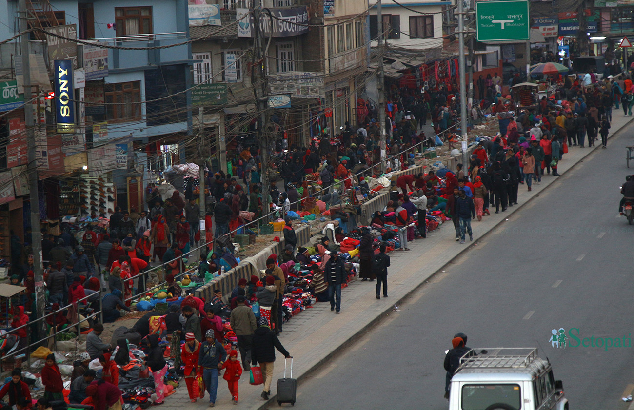 काठमाडौंका सडकमा सामान बेच्दै फुटपाथ व्यापारी। फाइल तस्बिर : सेतोपाटी।