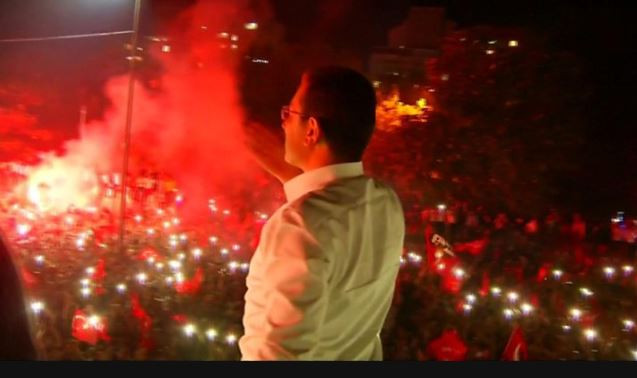 जितपछि समर्थकसँग उत्सव मनाउँदै  इक्रम इमामोग्लु।