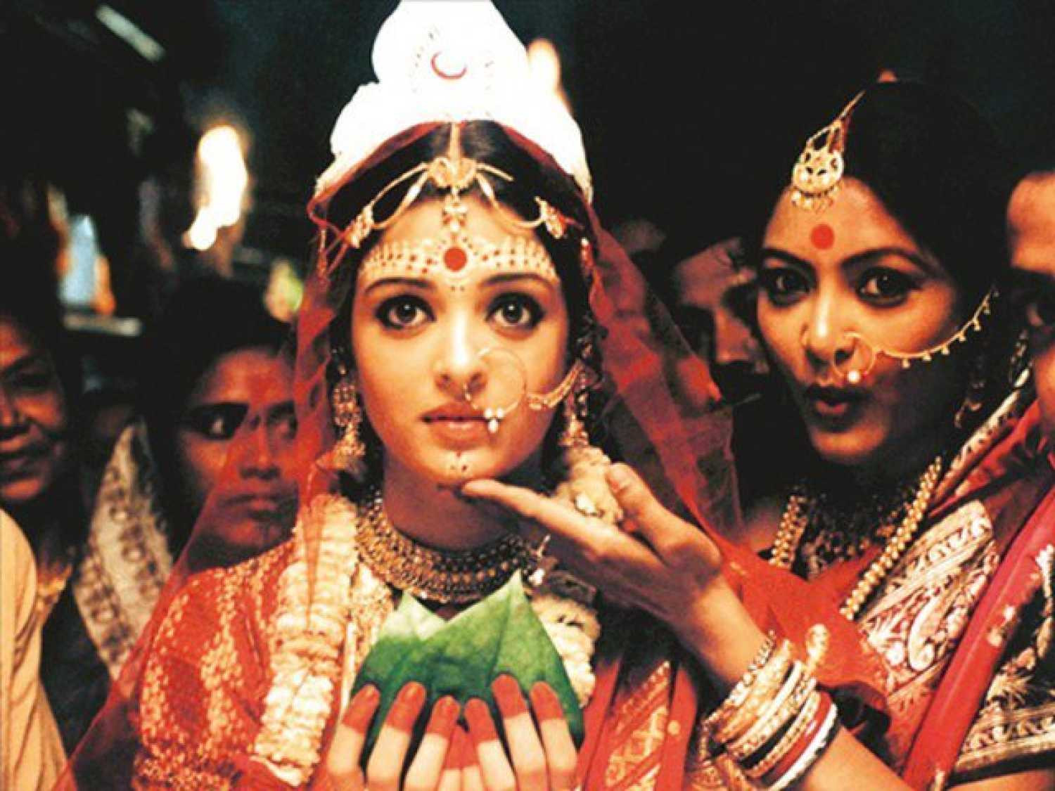 बंगाली निर्देशक रितुपर्णो घोषले सिने रूपान्तरण गरेको 'चोखेर बाली' को एक दृश्यमा अभिनेत्री ऐश्वर्या राय। उनले यसमा विनोदिनीको भूमिका गरेकी छन्।