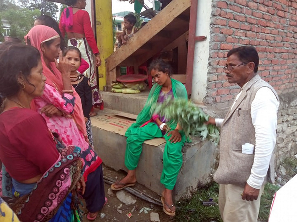 सर्पले डसेर बिरामी भएकी अनितालाई झारफुक गर्दै  दिपायल सिलगढी नगरपालिका-१ का वडाध्यक्ष बहादुर खड्का। तस्बिर: विमलबहादुर विस्ट/रासस