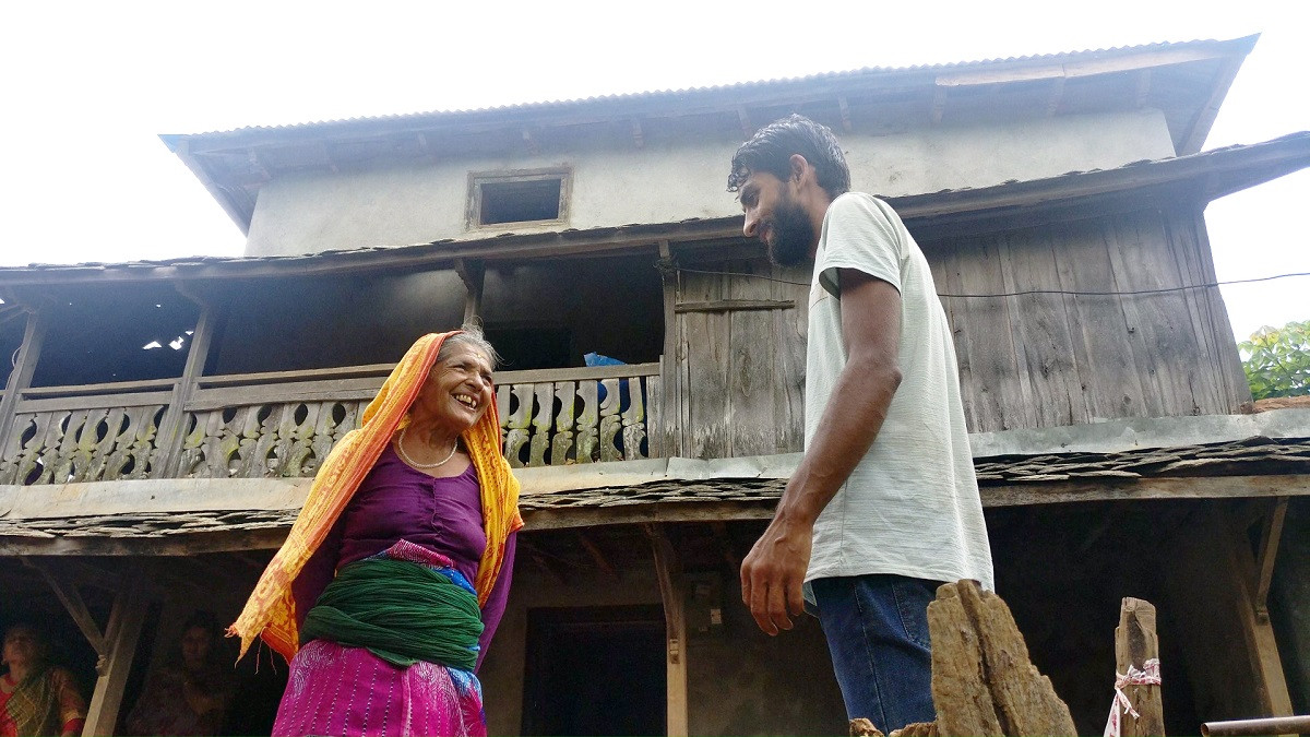 रुद्रकुमारी रिजाल आफ्ना कान्छा छोरासँग कुरा गर्दै। तस्बिरः सेतोपाटी