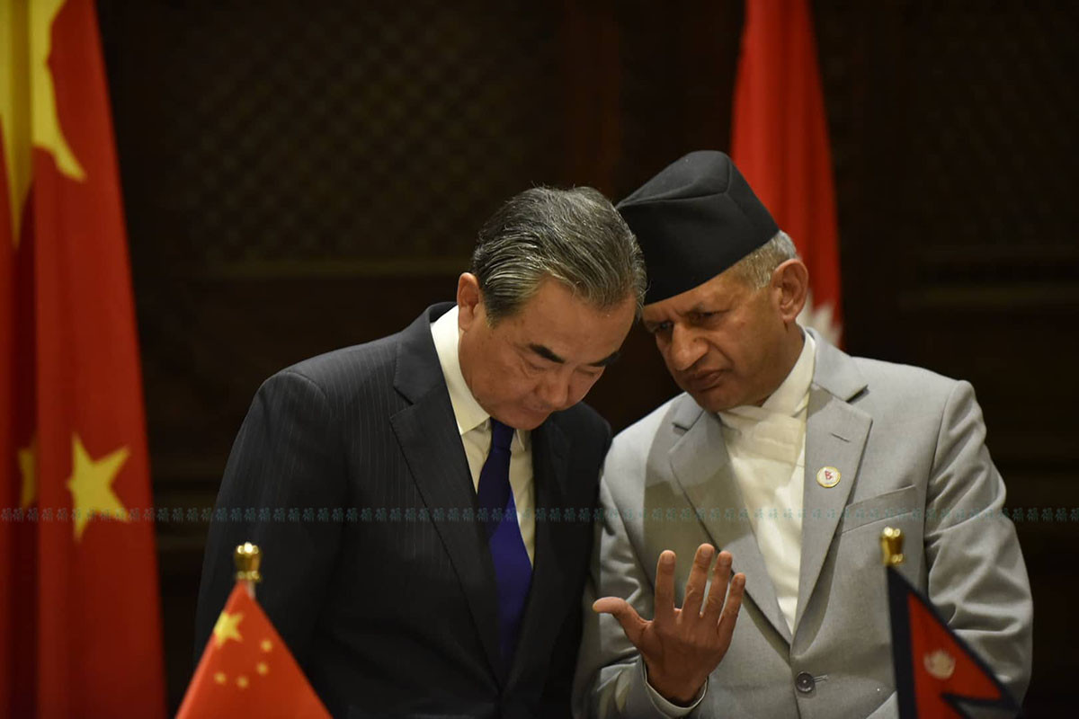 सोमबार राजधानीको होटल याक एण्ड यतिमा भएको दुई देशबीचको मन्त्रिस्तरीय भेटमा चिनियाँ विदेश मन्त्री वाङ यी र परराष्ट्र मन्त्री प्रदीप ज्ञवाली। फाइल तस्बिर : नारायण महर्जन/सेतोपाटी