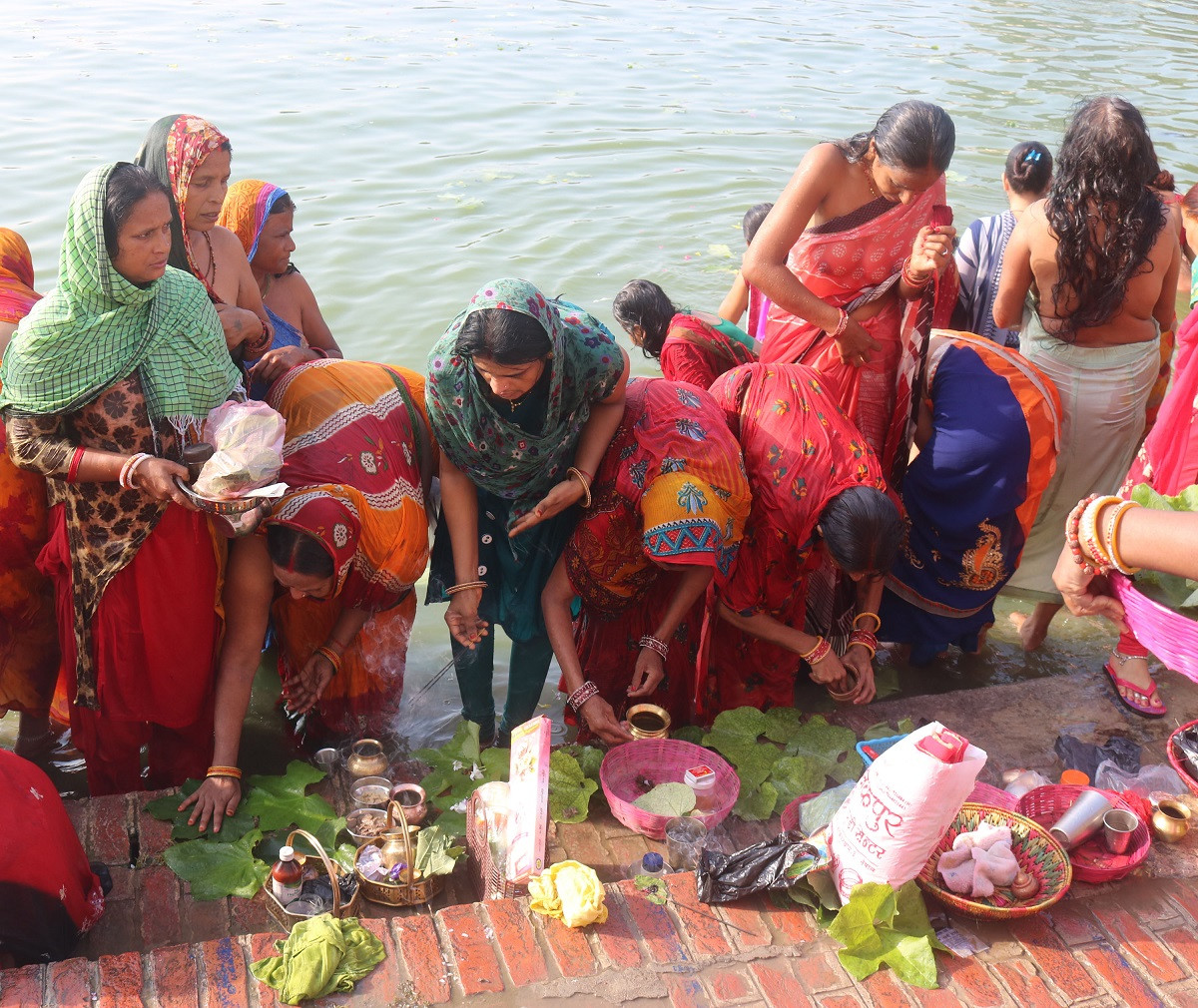 मैथिली समुदायका महिलाले मनाउने जितीयापर्वअन्तर्गत व्रतालुद्वारा शुक्रबार जनकपुरधामको गङ्गासागरमा स्नानगरी पुजा बिधि (तेलखरि विधि) गरिँदै। तस्वीर: हिमांशु चौधरी