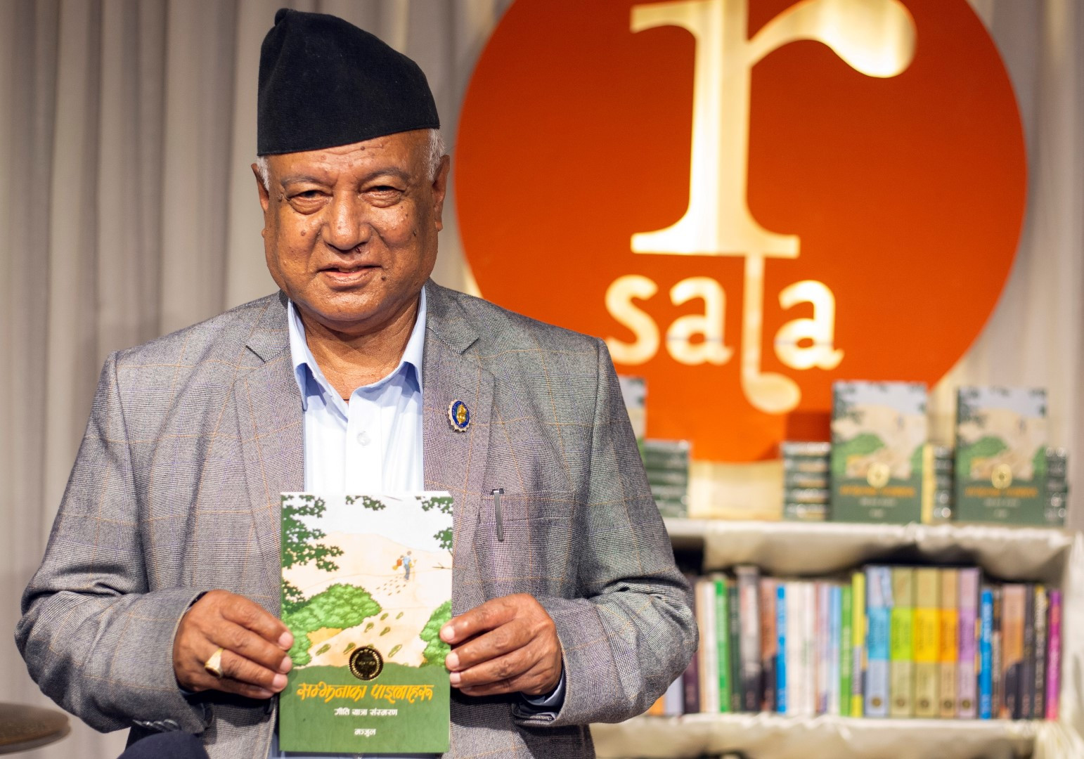 मञ्जुल आफ्नो किताब सार्वजनिक गर्दै । तस्बिरः नेपालय