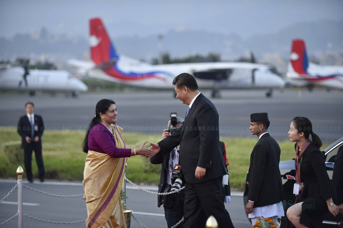 नेपालको दुई दिने राजकीय भ्रमणमा आएका चिनियाँ समकक्षी सी चिनफिङलाई शनिबार त्रिभुवन विमानस्थलम स्वागत गर्दै राष्ट्रपति विद्यादेवी भण्डारी। तस्बिर : नारायण महर्जन/सेतोपाटी