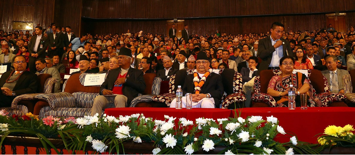 नेपाल प्रज्ञा प्रतिष्ठान काठमाडौँमा आइतबार आयोजित प्रज्ञा– सिस्नोपानी देउसी कार्यक्रममा प्रधानमन्त्री केपी शर्मा ओली, पूर्व उपराष्ट्रपति परमानन्द झालगायत सहभागी । तस्बिरः प्रदीपराज वन्त