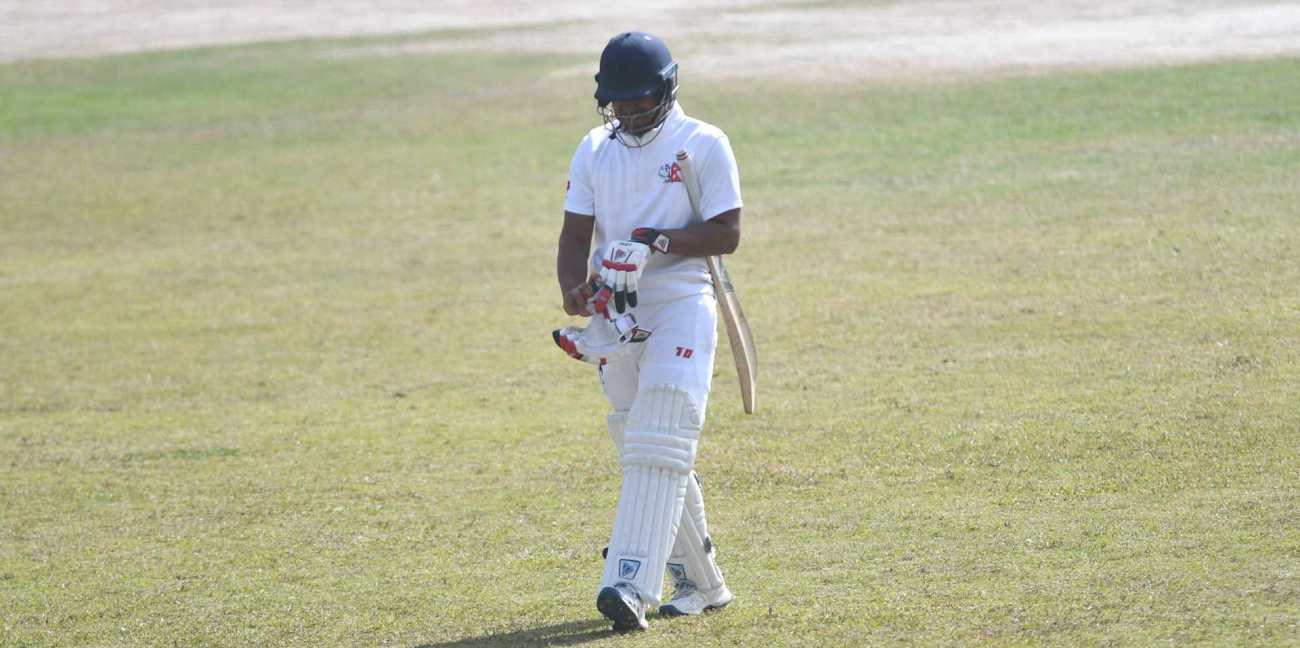 डक आउट भएपछि निरास मुद्रामा पेभेलियन फर्कदै नेपालका कप्तान ज्ञानेन्द्र मल्ल। तस्बिर : निशा भण्डारी/सेतोपाटी