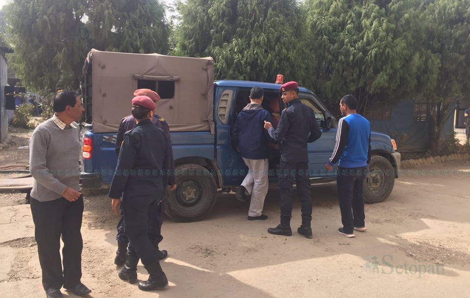 पक्राउ परेका रूपज्योतिको म्याद थप गर्न अदालत लैजाने तयारी गर्दै प्रहरी।  तस्बिर: खिलानाथ ढकाल/सेतोपाटी।