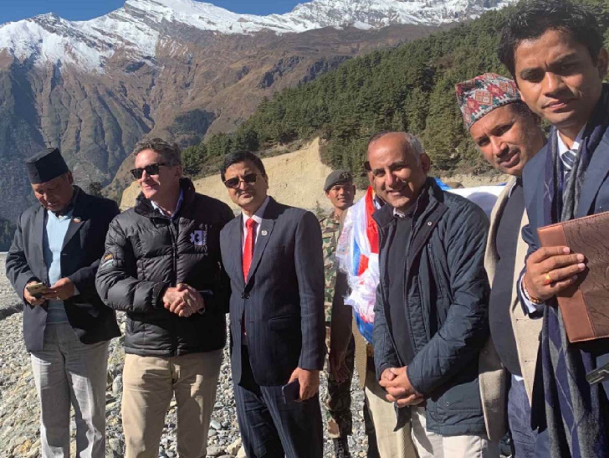 फर्मुला-इ च्याम्पियनसिपका संस्थापक तथा अध्यक्ष अलेजेन्ड्रो अगाग (बायाँबाट दोस्रो), पर्यटनमन्त्री योगेश भट्टराई,  पर्यटन बोर्डका प्रमुख कार्यकारी दीपकराज जोशी लगायत मुस्ताङमा।