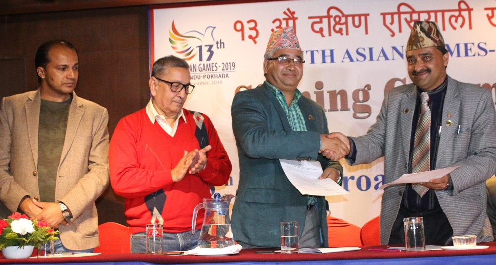 प्रसारण अधिकारको सम्झौतापछि हात मिलाउँदै दक्षिण एसियाली ओलम्पिक काउन्सिलका अध्यक्ष जीवनराम श्रेष्ठ (बायाँ) र राष्ट्रिय खेलकुद परिषद्का सदस्यसचिव  रमेशकुमार सिलवाल।