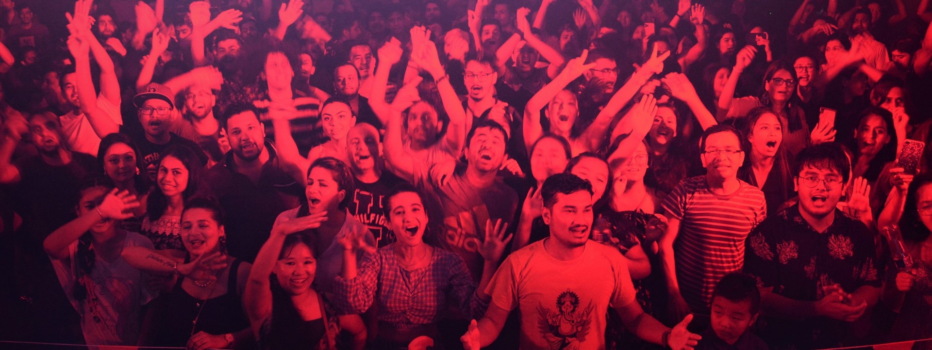 संगीतको तालमा झुमेका दर्शक