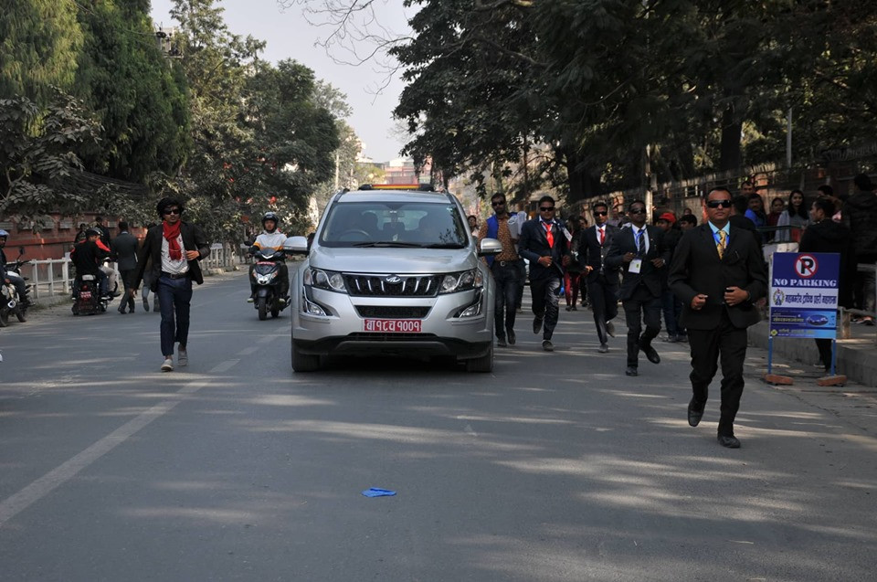 शनिबार काठमाडौंमा भएको जनमत पार्टीको आमसभामा सिके राउत चढेको गाडीको सुरक्षा गर्दै कार्यकर्ता। तस्बिर: सेतोपाटी।