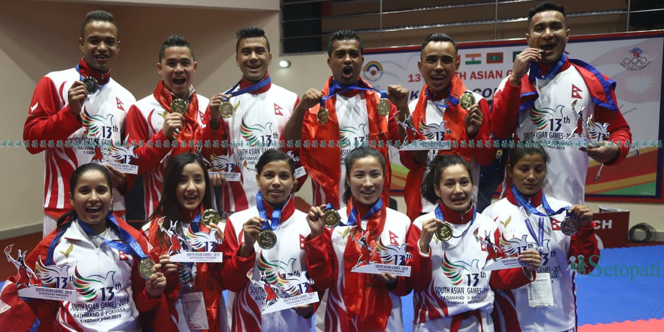 कराँते तर्फ पदक  जित्ने नेपाली खेलाडीहरु सामुहिक तस्बिर खिचाउँदै। तस्बिर : निशा भण्डारी/सेतोपाटी