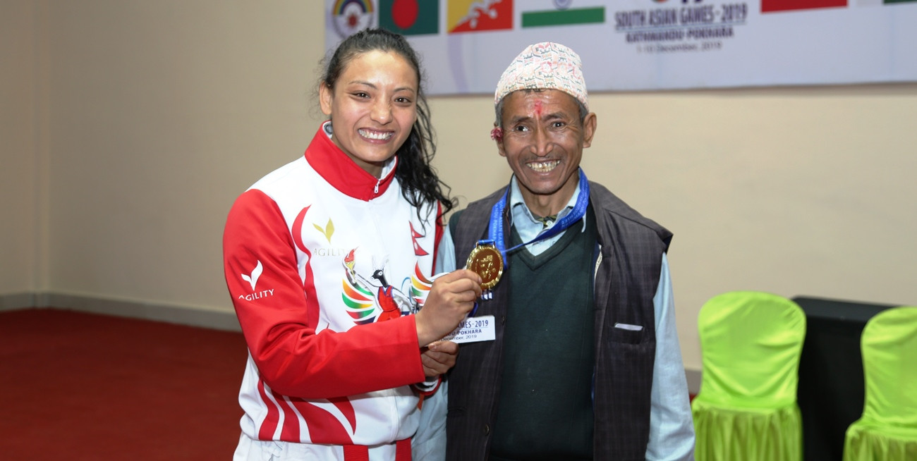 करातेकी स्वर्ण विजेता सुनिता महर्जन बुवा नाती महर्जनसँग।