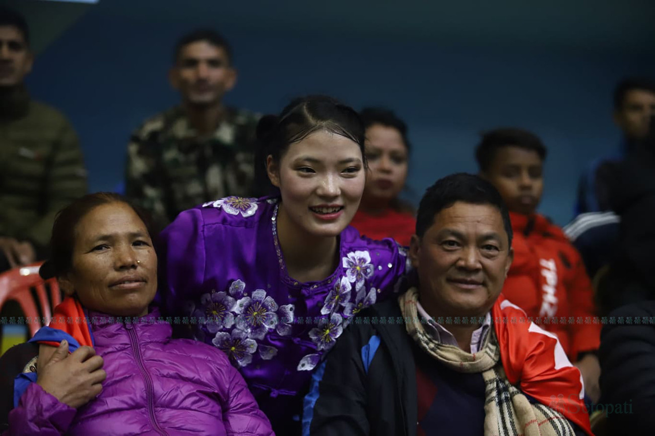 उसुकी स्वर्ण विजेता निमा घर्तिमगर आमाबुबाको साथमा। तस्बिर: निशा भण्डारी/सेतोपाटी