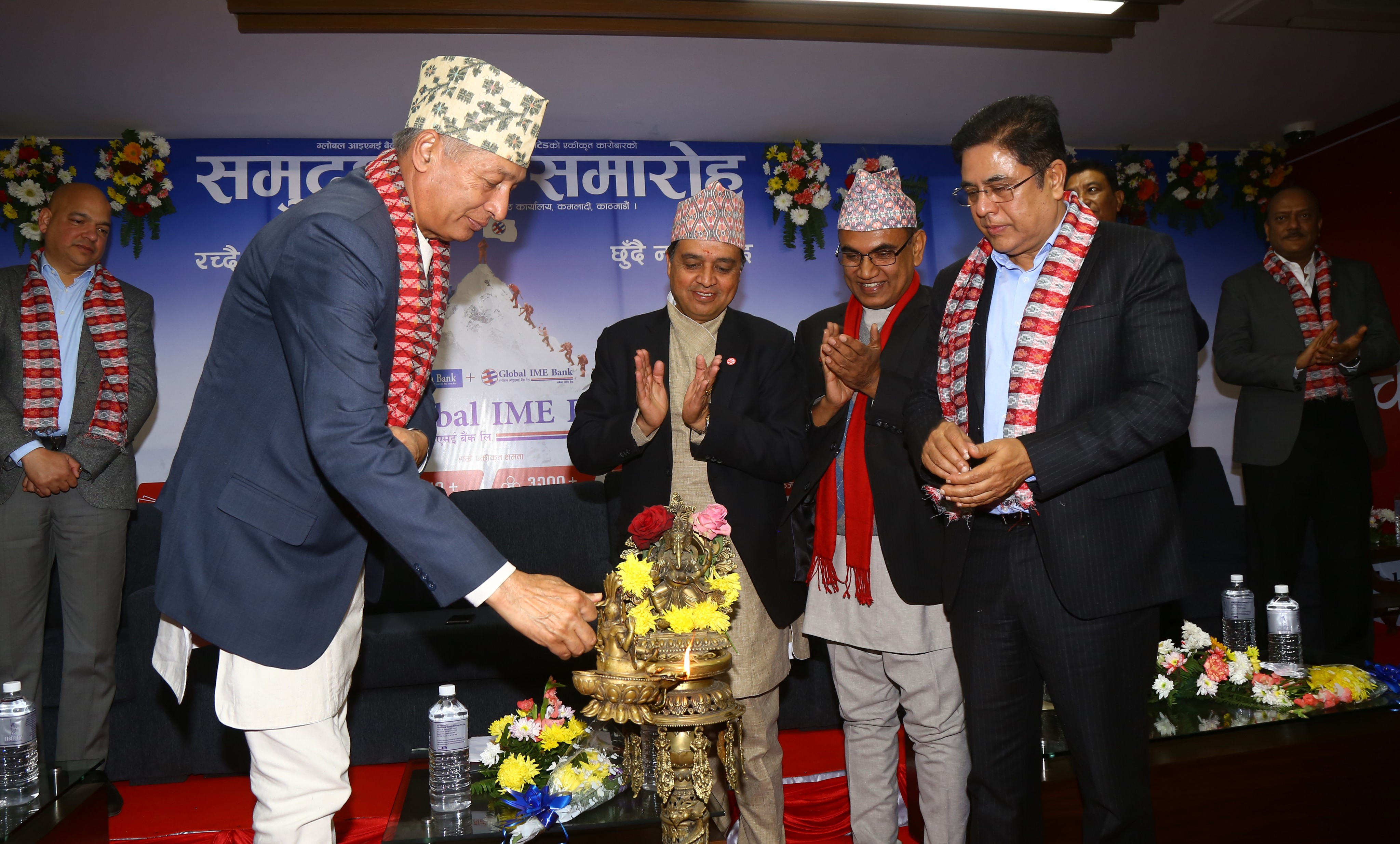 मर्जपछि एकीकृत कारोबारको सुभारम्भ गर्दै अर्थमन्त्री डा. युवराज खतिवडा।