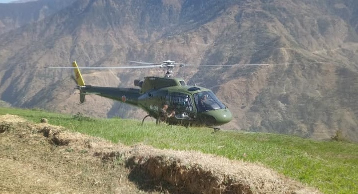 मंसिर १७ गते सुत्केरी हुन नसकेकी महिलालाई उद्दार गर्न जाजरकोट गएको नेपाली सेनाको हेलिकप्टर। तस्वीरः दिपकजंग शाही/सेतोपाटी