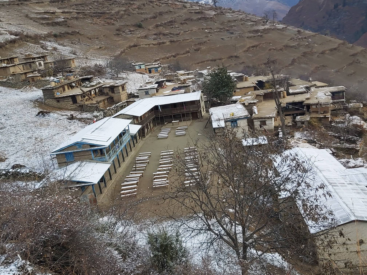 जाजरकोट, ठूलीभेरी नगरपालिका –६ थरगाउँमा रहेको लक्ष्मी माध्यमिक विद्यालयको परिसरमा बिहीबार  हिमपात भएपछि विद्यालयमा अध्ययन गर्ने विद्यार्थी समस्यामा परेका छन्। तस्वीर : हेमन्त केसी/रासस